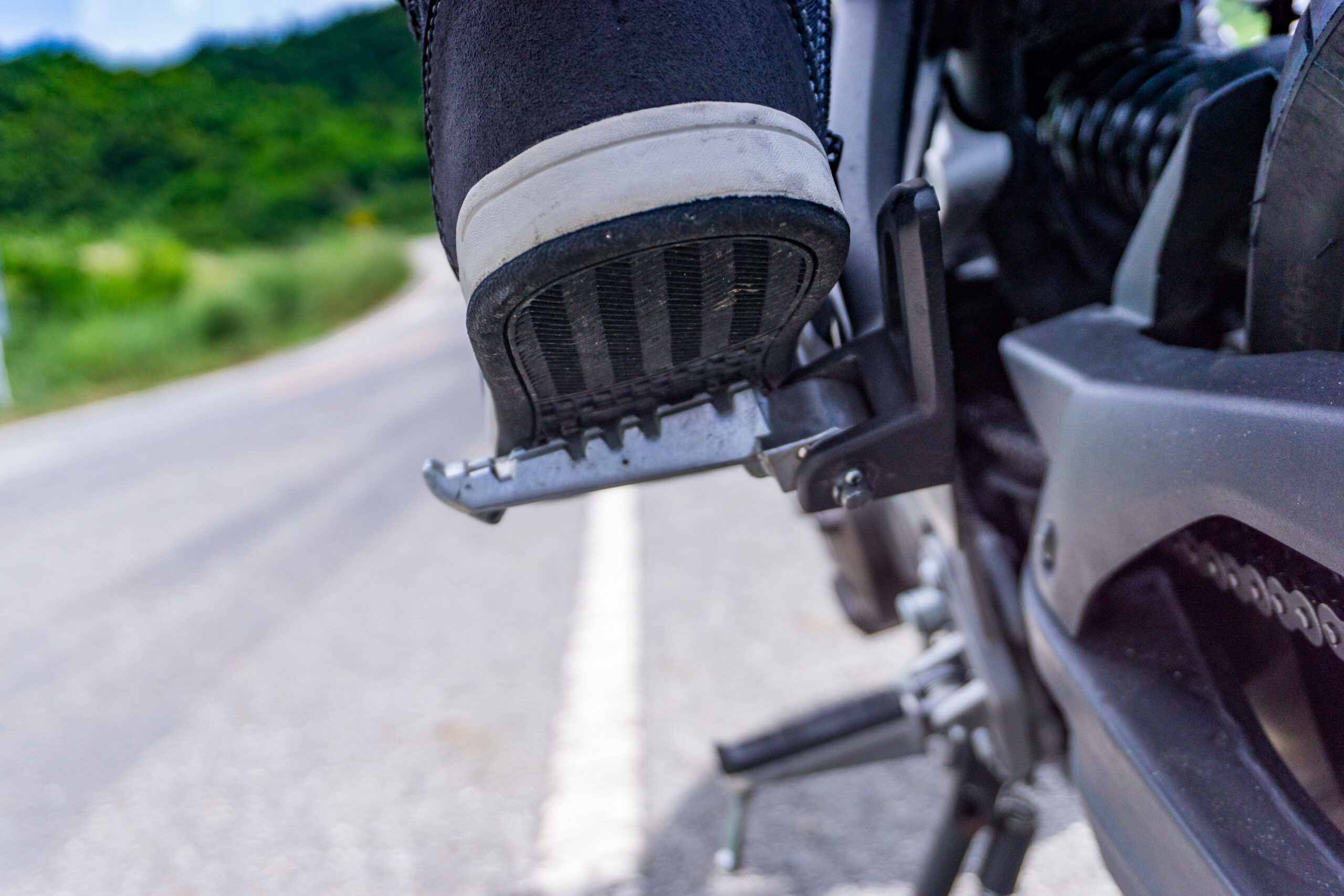 Nahaufnahme verstellbare Fussrastenanlage mit Schweizer Alpenpanorama